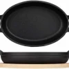Gratinschotel gietijzer ovaal 22 cm x 13 cm op houten plank