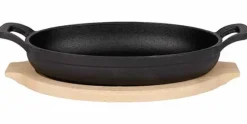 Gratinschotel gietijzer ovaal 22 cm x 13 cm op houten plank