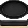 Gratinschotel gietijzer ovaal 20 cm x 9,5 cm op houten plank