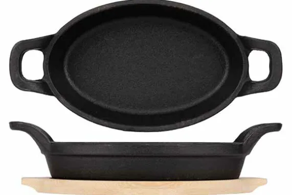 Gratinschotel gietijzer ovaal 20 cm x 9,5 cm op houten plank