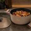 Pannenset marmeren coating 17-delig creme Creuset Swiss-Haus