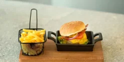 Snack set met frietmandje en gietijzer bakje op houten plank